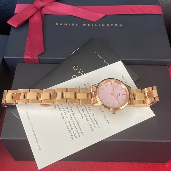 Authentic Daniel Wellington Rose Gold Watch💓 - Picture 16 of 16